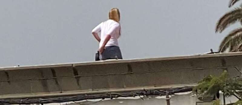 La mujer en la azotea de las oficinas municipales de San Juan/TA.